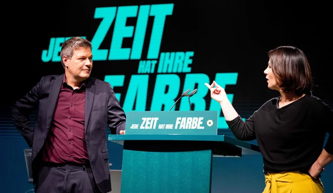 Sopredsednika stranke Zeleni Robert Habeck in Annalena Baerbock na ogledu lokacije Tempodrom pred začetkom virtualnega kongresa ­stranke. Foto Kay Nietfeld/AFP