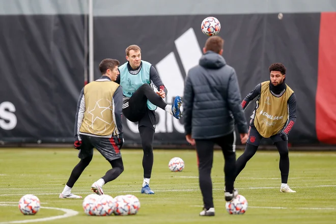Navijači pričakujejo odprto tekmo tudi v Münchnu, kjer bo gostoval Salzburg in naj bi imeli veliko dela tako vratar Manuel Neuer (v sredini) kot napadalca Robert Lewandowski (levo) in Serge Gnabry. FOTO: Marco Donato/AFP
