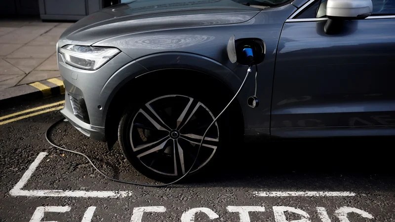 Fotografija: Poleg javne mreže polnilnic za električne avtomobile je Nemčija začela subvencionirati tudi zasebne domače polnilne postaje. FOTO: Tolga Akmen/AFP