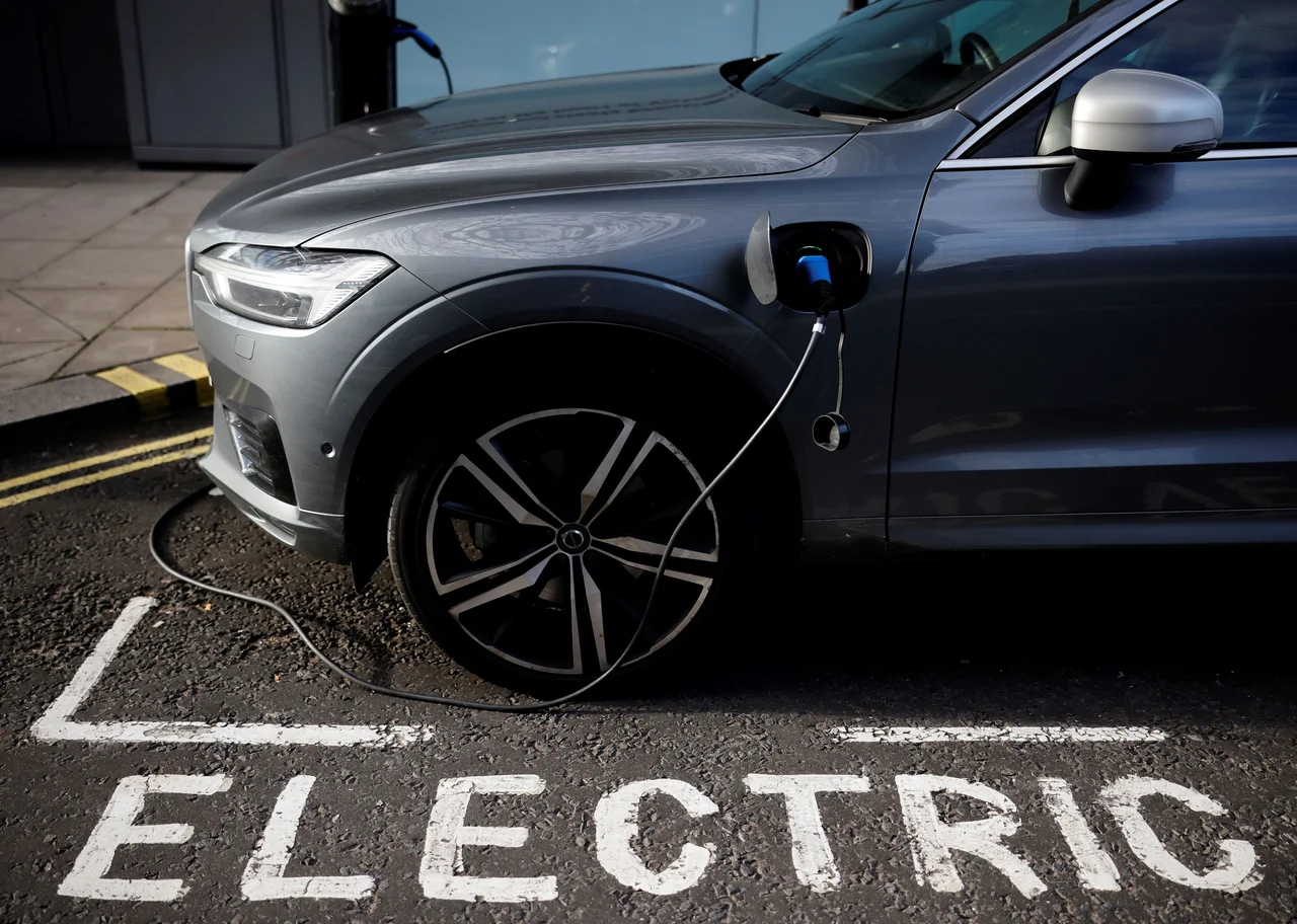 Fotografija: Poleg javne mreže polnilnic za električne avtomobile je Nemčija začela subvencionirati tudi zasebne domače polnilne postaje. FOTO: Tolga Akmen/AFP