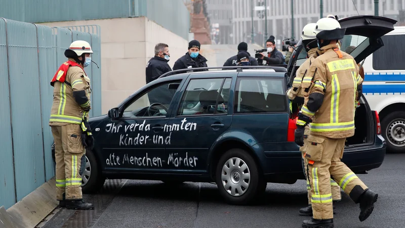 Fotografija: Avto je sicer trčil v ograjo na območju urada kanclerke, a večje škode ni povzročil. FOTO: Fabrizio Bensch/Reuters