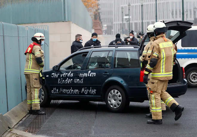 Avto je sicer trčil v ograjo na območju urada kanclerke, a večje škode ni povzročil. FOTO: Fabrizio Bensch/Reuters