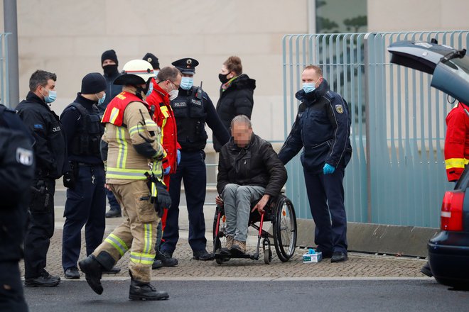 Voznika, ki je invalid na vozičku, so po trčenju prijeli policisti, ki zdaj ugotavljajo, zakaj je zapeljal v ograjo. FOTO: Fabrizio Bensch/ Reuters