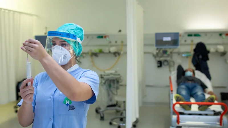 Fotografija: Da bi se epidemija umirila, mora biti precepljenih 60 odstotkov prebivalcev. FOTO: Voranc Vogel/Delo