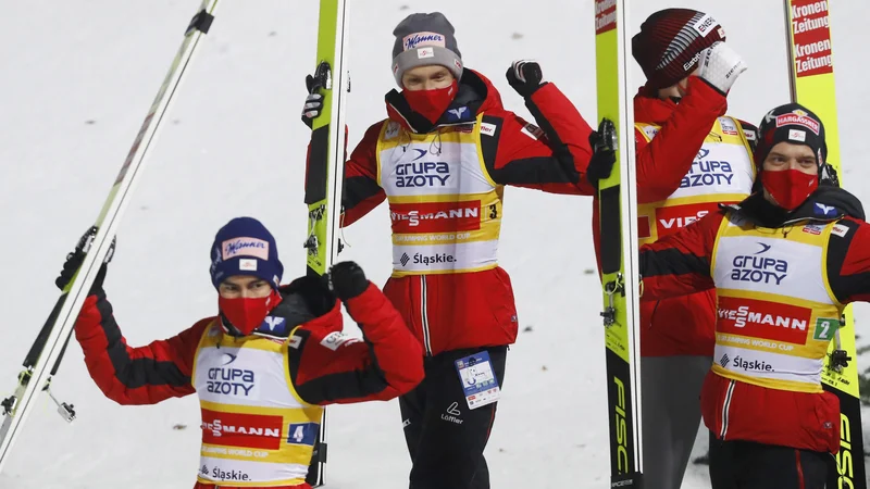 Fotografija: Avstrijski smučarski skakalci Stefan Kraft, Daniel Huber, Michael Hayböck in Philipp Aschenwald, ki so se minulo soboto v Visli veselili moštvene zmage, bodo izpustili tekmi v Ruki. FOTO: Kacper Pempel/Reuters