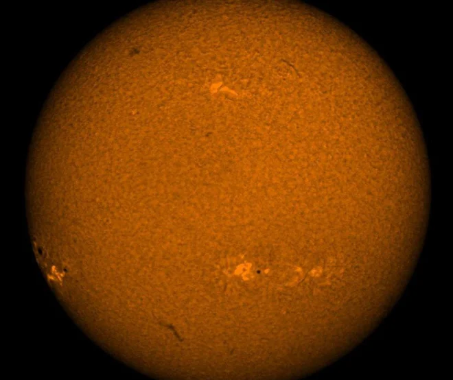 Astronomi na vzhodnem robu Sončeve ploskve že opazujejo zatemnitve, ki so prve po daljšem času neaktivnosti.