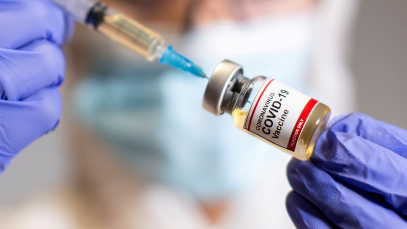 Fotografija: V postopkih odobritve je več različnih cepiv. FOTO: Dado Ruvic/Reuters