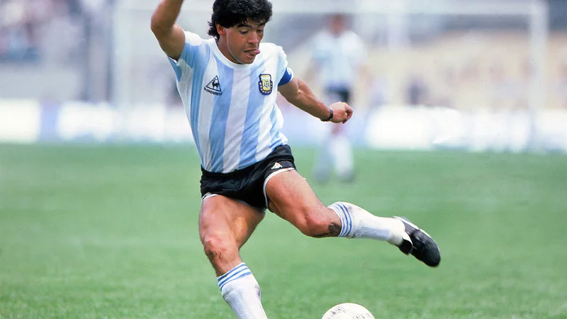 Fotografija: Argentina je leta 1986 slavila na svetovnem prvenstvu v nogometu, potem ko je kot kapetan na sloviti tekmi proti Angliji v četrtfinalu dal gol z roko. FOTO: Shutterstock