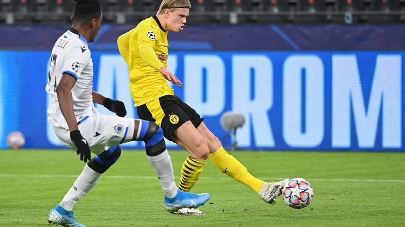 Fotografija: Erling Haaland (desno) je strah in trepet za vse vratarje v bundesligi, ligi prvakov in na reprezentančnih tekmovanjih. FOTO: Annegret Hilse/AFP