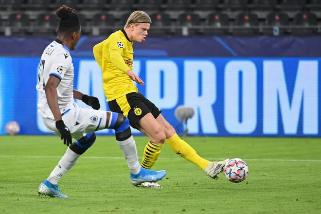 Erling Haaland (desno) je strah in trepet za vse vratarje v bundesligi, ligi prvakov in na reprezentančnih tekmovanjih. FOTO: Annegret Hilse/AFP