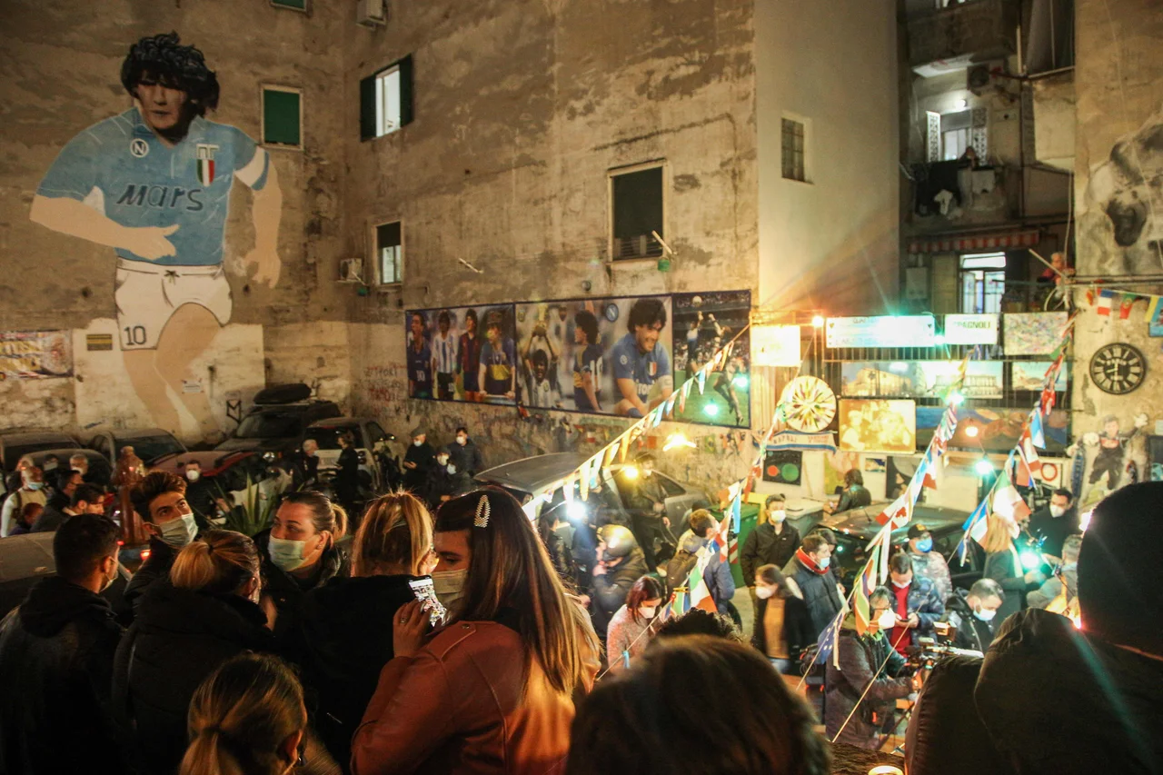 Fotografija: Včeraj so se njegovemu spominu množično poklonili v Neaplju, kjer velja za pravega svetnika. FOTO: Carlo Hermann/AFP