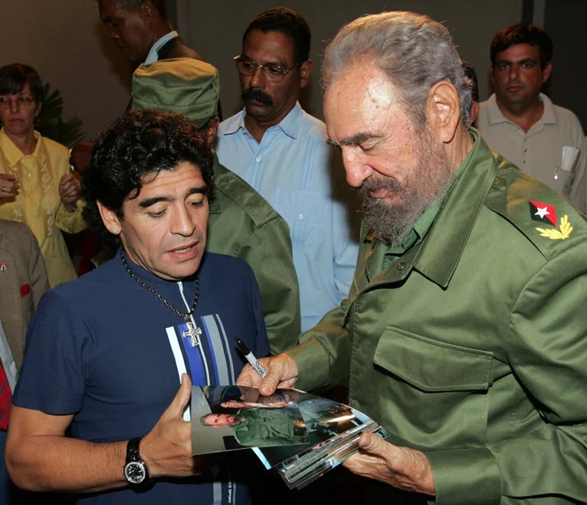 Diego Maradona se je spoprijateljil tudi s kubanskim vodjo Fidelom Castrom (desno). FOTO Reuters