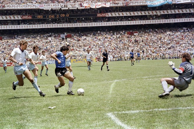 Bržkone največja mojstrovina Diega Maradone: 22. junija 1986 je preigral celotno angleško obrambo in z golom stoletja po izboru FIFA nadaljeval pot k naslov svetovnega prvaka. Foto AFP
