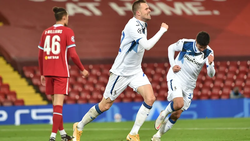 Fotografija: Josip Iličić je dosegel prvi gol Atalante na Anfieldu, to je bil njegov jubilejni 50. gol za italijanski klub. FOTO: Peter Powell/AFP