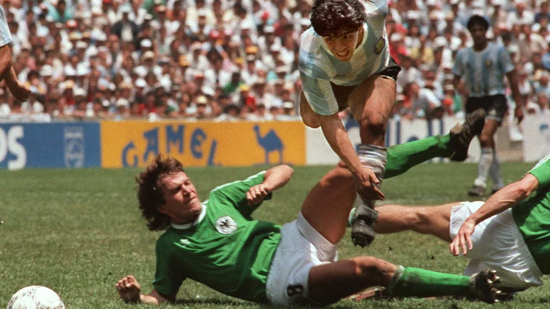 Fotografija: Diego Armando Maradona velja za enega najboljših nogometašev vseh časov. FOTO: AFP.