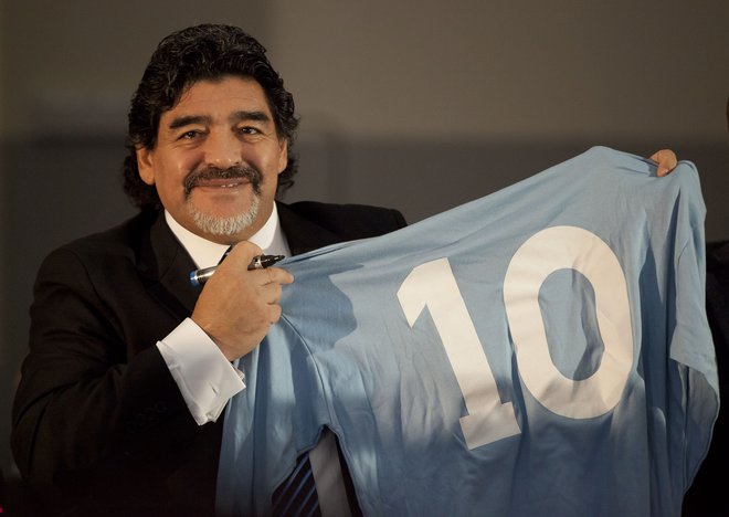 Diego Maradona in njegov dres iz Napolija. FOTO: Carlo Hermann/AFP