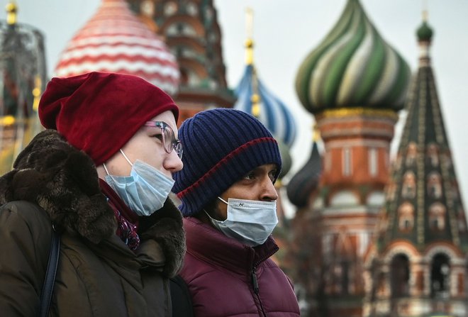 V Rusiji so včeraj potrdili 25.500 novih okužb z novim koronavirusom in 524 smrti. FOTO: Alexander Nemenov/AFP