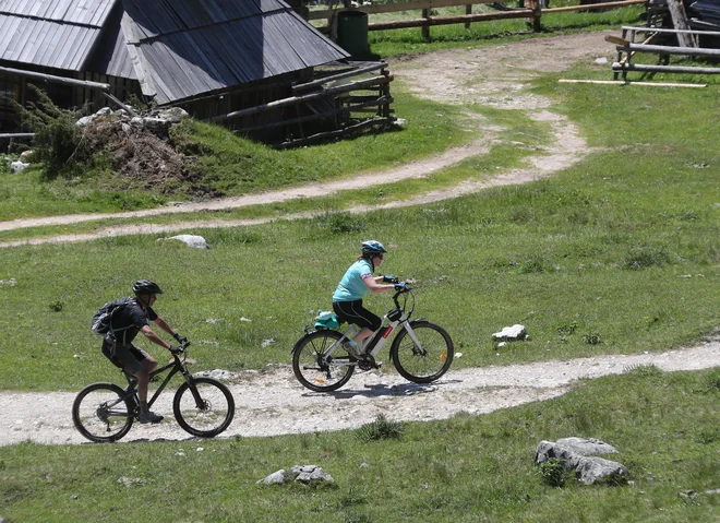 Načeloma se med vožnjo ni treba ustaviti, je pa tudi povsem smiselno, da če ste v športnih copatih in kratkih hlačah in v športni majici, da na kavo sedete na polovici začrtane vožnje. FOTO: Dejan Javornik