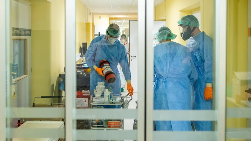 Fotografija: V ambulantah primarnega zdravstva je manj obiskov zaradi akutnih okužb dihal kot lani v tem času. FOTO: Voranc Vogel/Delo