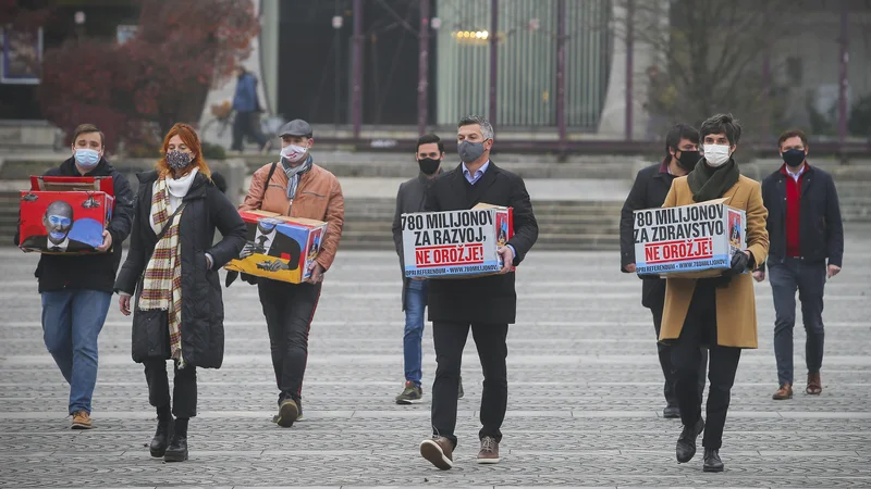 Fotografija: Poslanci opozicije nosijo več kot 28.000 podpisov podpore referendumu, ki nasprotuje izdatkom za vojaško oborožitev. FOTO: Jože Suhadolnik/Delo