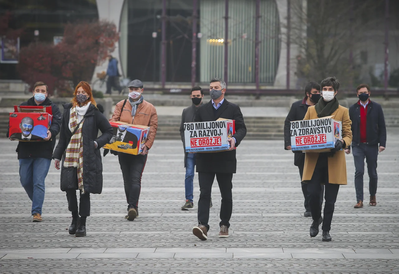 Fotografija: Poslanci opozicije nosijo več kot 28.000 podpisov podpore referendumu, ki nasprotuje izdatkom za vojaško oborožitev. FOTO: Jože Suhadolnik/Delo