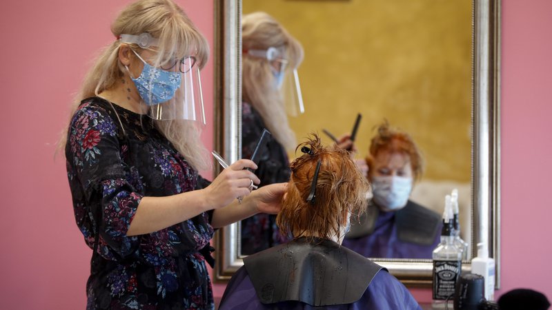 Fotografija: Nekateri frizerski saloni so že tako v težkem položaju, da razmišljajo o zaprtju dejavnosti. FOTO: Matej Družnik/Delo