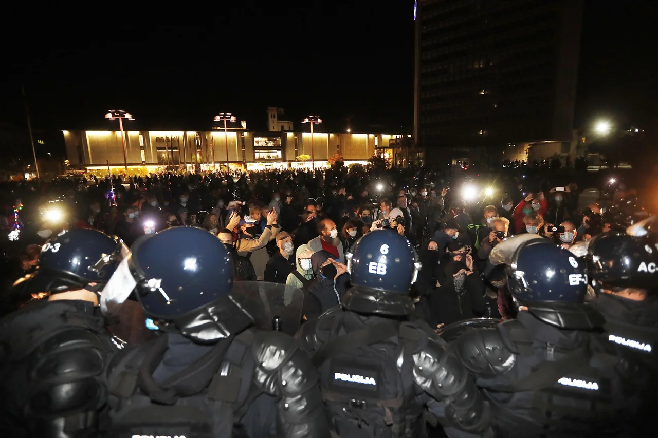 Fotografija: Policija je proti protestnikom proti vladi letos že večkrat uporabila silo. FOTO: Leon Vidic/Delo