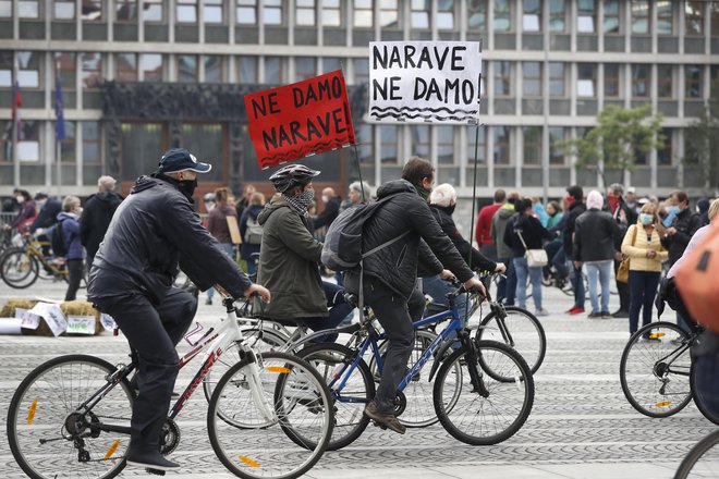 Petkovi protestniki se s koles selijo v avtomobile. FOTO:Leon Vidic/Delo