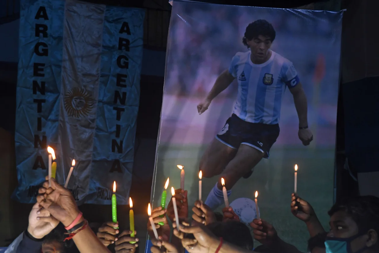 Fotografija: Po vsem svetu, tudi v Kalkuti, objokujejo smrt legende. FOTO: Dibyangshu Sarkar/AFP