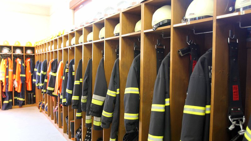 Fotografija: Gasilci letos uniformo nadenejo le za resne akcije, ker usposabljanj praktično ni. FOTO: Igor Mali/Slovenske novice