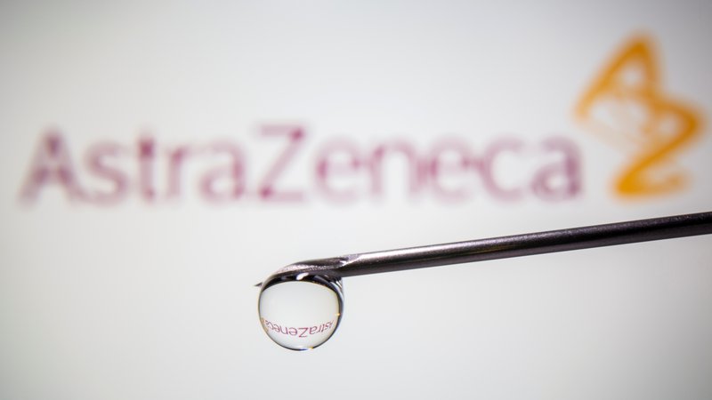 Fotografija: AstraZeneca je pri razvoju cepiva naredila napako, ki lahko omaje zaupanje. FOTO: Dado Ruvic/Reuters
