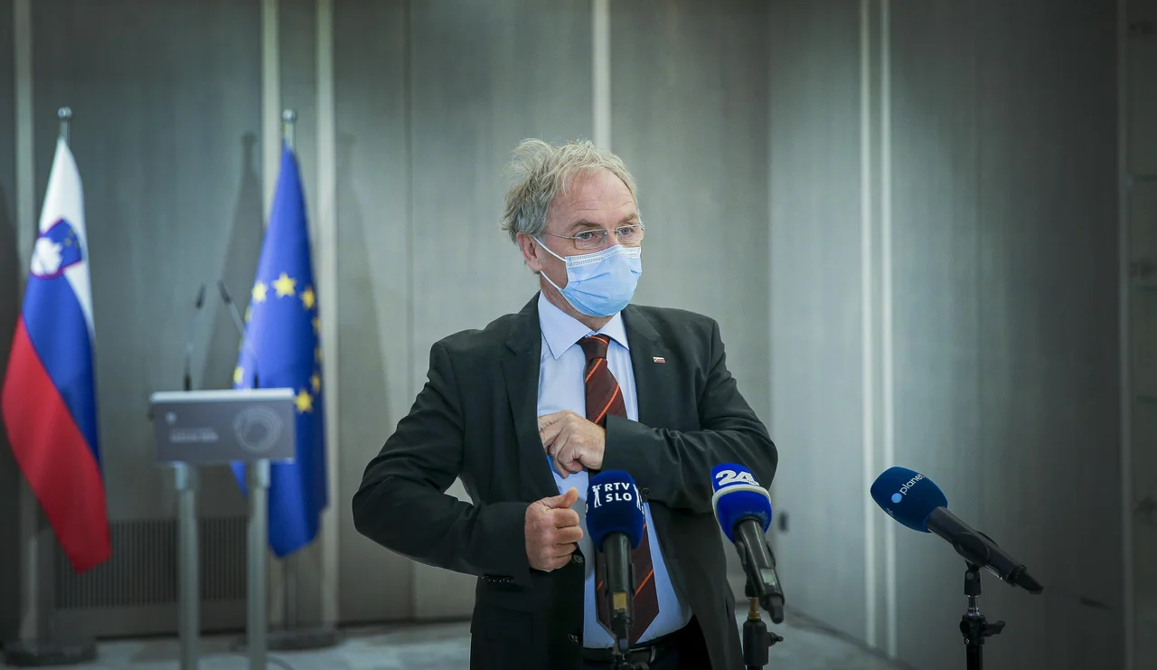Fotografija: Ministru Hojsu tudi v drugo ni uspelo prepričati opozicije. FOTO: Jože Suhadolnik/Delo