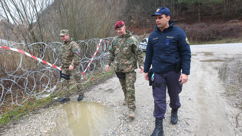 Fotografija: Vojska pri nadzoru meje sicer sodeluje že sedaj. FOTO: Tadej Regent/Delo