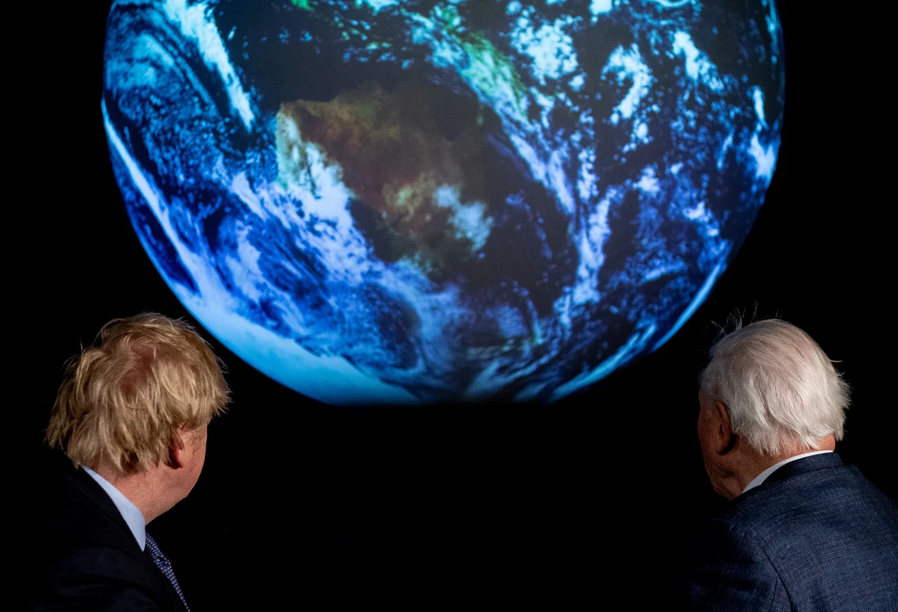 Fotografija: Britanski premier Boris Johnson in naravoslovec David Attenborough med predstavitvijo prihodnje podnebne konference februarja letos v Londonu. Foto: Chris J Ratcliffe/Reuters