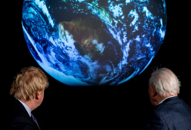 Britanski premier Boris Johnson in naravoslovec David Attenborough med predstavitvijo prihodnje podnebne konference februarja letos v Londonu. Foto: Chris J Ratcliffe/Reuters