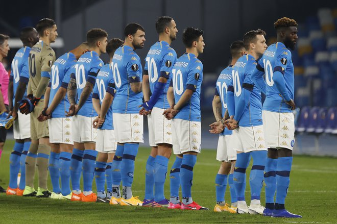 Napolijevi nogometaši so imeli ob prihodu na igrišče oblečen dres Maradone. FOTO: Ciro De Luca/Reuters