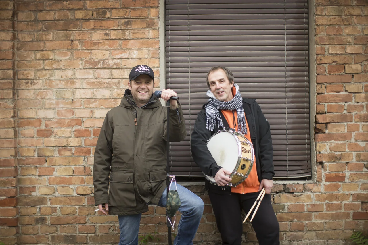 Fotografija: Gregor Skočir (na fotografiji levo), pevec, in Jože Habul (desno), bobnar rock zasedbe Big Foot Mama. FOTO: Jure Eržen/Delo