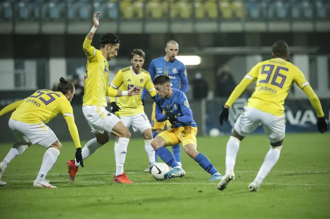 Slovenski nogometni navdušenci so upravičeno jezni, a nič ne pomaga, niti dobra gledanost, ki jo dosega slovenska nogometna liga, če vodilni ne znajo ceniti tega, kar imajo. FOTO: Uroš Hočevar/Delo