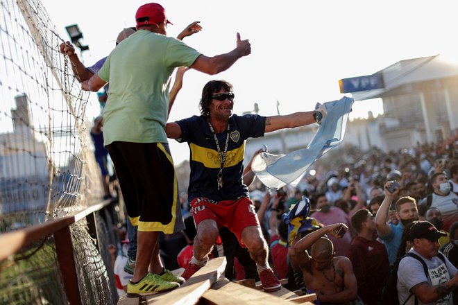 Argentinci so v velikem štavilu pospremili Maradono na njegovi zadnji poti. FOTO: Ueslei Marcelino/Reuters