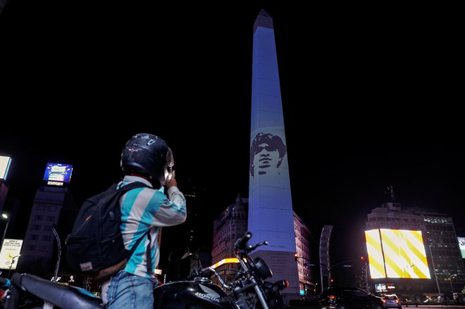 Tudi znametiti trg Obelisco v Buenos Airesu, kjer se zbirajo nogometni navdušenci, je bil povsem v znaku Diega Maradone. FOTO: Ricardo Moraes Reuters