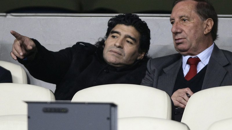 Fotografija: Diego Maradona (levo) in Carlos Bilardo sta bila nepogrešljivi dvojec Argentine na SP v Mehiki in Italiji. FOTO: Andrea Comas/Reuters