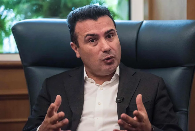 Zaev je v intervjuju za bolgarsko tiskovno agencijo BGNES govoril o prizadevanjih svoje države, da bi Bolgarijo prepričala v umik blokade začetka pristopnih pogajanj EU s Severno Makedonijo. FOTO: Robert Atanasovski/AFP