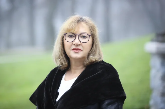 Jožica Grgič se je v štirih desetletjih poklicne poti uvrstila med vodilna imena slovenskega novinarstva.  FOTO: Jože Suhadolnik/Delo