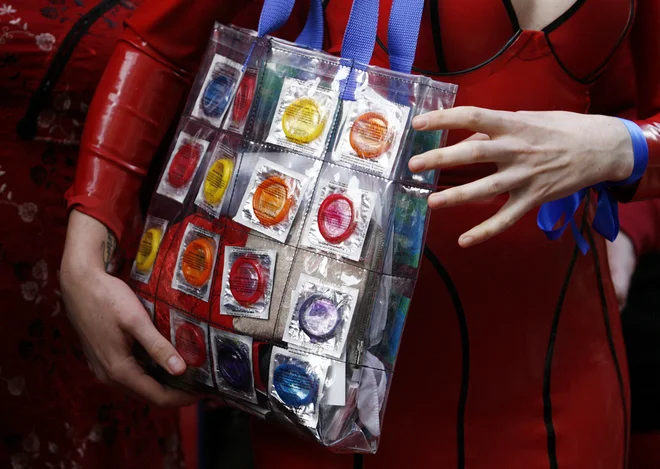 V obdobju covida-19 so osebe s HIV prikrajšane tudi za sledenje na rednih kontrolah. FOTO: Daniel Munoz/Reuters