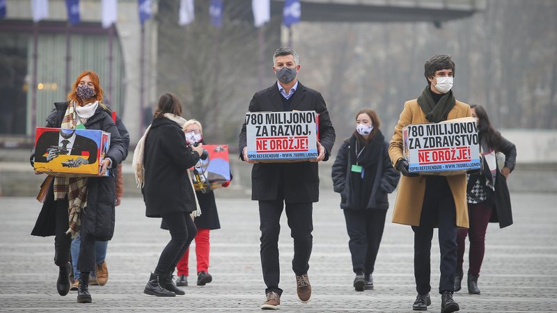 Fotografija: Opoziciji je uspelo v kratkem času zbrati 28.000 podpisov podpore referendumu, ki nasprotuje investicijam v Slovensko vojsko v času pandemije. Foto Jože Suhadolnik