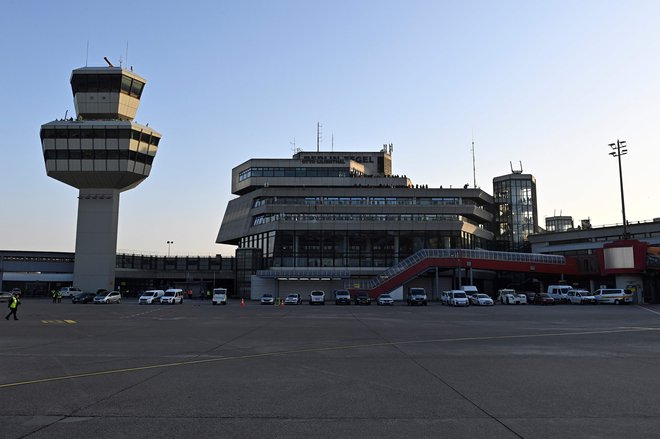 Na nekdanjem letališču Tegel bodo predvidoma cepili od 3000 do 4000 ljudi na dan. FOTO: Tobias Schwarz/AFP