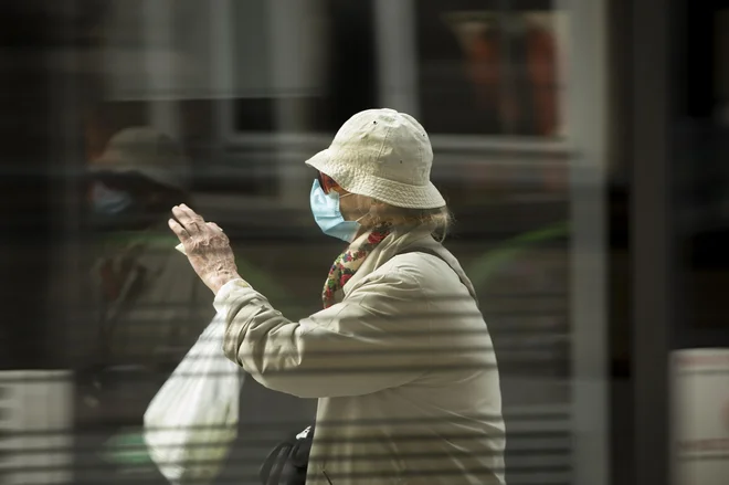 Število primerov se še vedno žal povečuje v domovih za starejše, še naprej ostaja izredno visok pritisk tudi na bolnišnice. FOTO: Jure Eržen/Delo