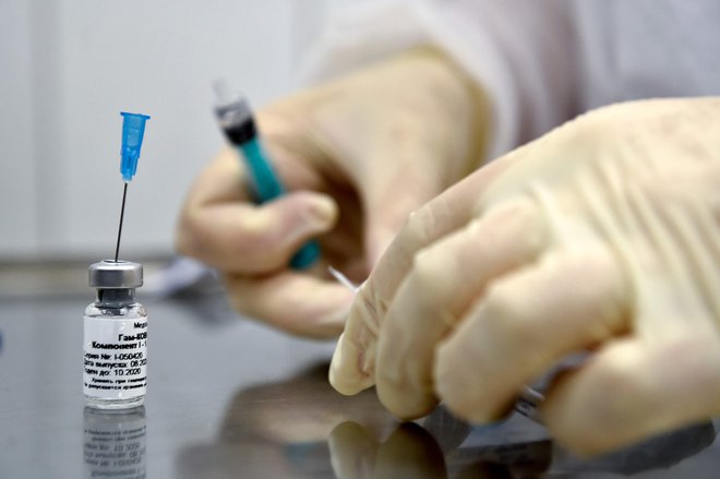 Cepivo sputnik V se je v kliničnih testiranjih izkazalo za 95-odstotno učinkovitega. FOTO: Natalia Kolesnikova/AFP