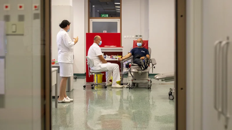 Fotografija: Covidnemu bolniku s pljučnico se je po zdravljenju s plazmo klinično stanje izboljšalo. FOTO: Voranc Vogel/Delo