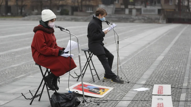 Fotografija: Ob robu današnjega glasovanja je Levica sklicala tudi novinarsko konferenco pod geslom "ne bodo nas utišali", na kateri so pred poslopjem DZ brali imena okoli 28.000 podpisnikov referendumske pobude. FOTO: Leon Vidic/Delo